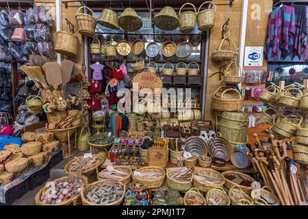 Negozio con tipico wickerwork nella sala del mercato di Nicosia, Cipro Foto Stock