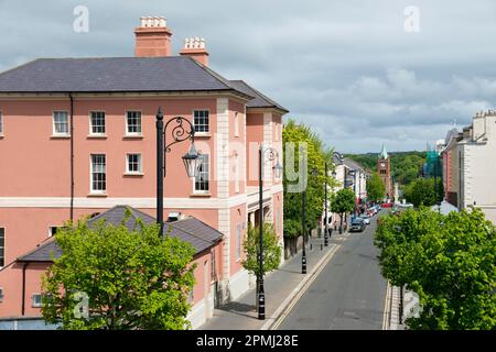 Vista lungo Bishop Street dalle mura della città, Derry, Londonderry, Irlanda del Nord, Regno Unito Foto Stock