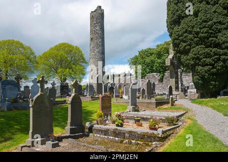 Croci con Torre rotonda, Monasterboice, County Lough, Irlanda, rovine del monastero, Mainistir Bhuithe Foto Stock