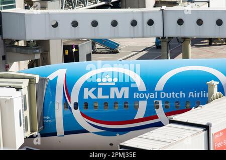 Schiphol, Paesi Bassi - 5 aprile 2023: Parte della fusoliera di un aereo della KLM, Royal Dutch Airlines Foto Stock