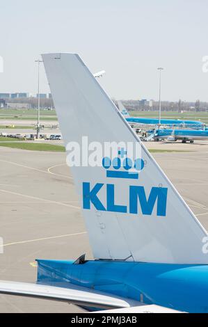 Schiphol, Paesi Bassi - 5 aprile 2023: Primo piano di un'ala di coda di un aereo KLM Foto Stock