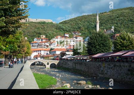 Vecchio ponte in pietra sul fiume Bistrica, Balcani, ottomano, ponte ad arco in pietra, Moschea Sinan Pasha, Fortezza sulla sinistra, Prizren, Repubblica del Kosovo Foto Stock