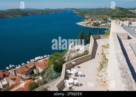 Vista della città e della fortezza Sveta Ana, Sveti Mihovil, il santo, Sibenik, Dalmazia, Croazia Foto Stock