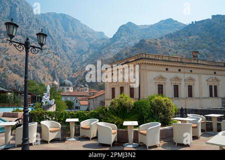 Sulle mura della città, sul municipio di destra, nella chiesa posteriore di San Nicholas, città vecchia, Cattaro, Baia di Cattaro, Montenegro Foto Stock