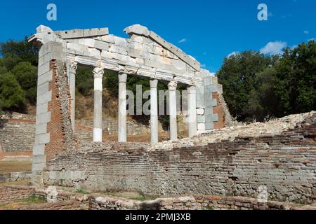 Restaurato monumento del Agonothetes, parte del Buleuterion, tempio, sito in rovina di Apollonia, Fier, Albania Foto Stock