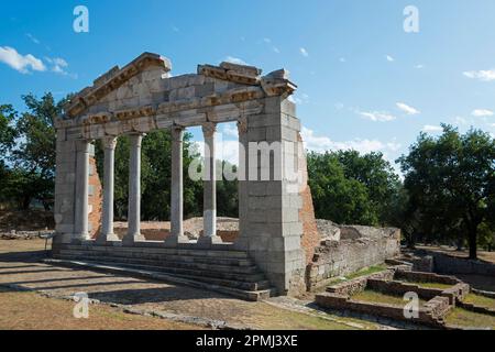 Restaurato monumento del Agonothetes, parte del Buleuterion, tempio, sito in rovina di Apollonia, Fier, Albania Foto Stock