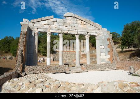 Restaurato monumento del Agonothetes, parte del Buleuterion, tempio, sito in rovina di Apollonia, Fier, Albania Foto Stock