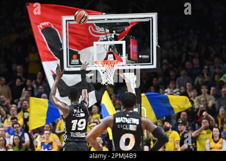 Berlino, Germania. 13th Apr, 2023. Berlino, Germania. Aprile 13th 2023: Youssoupha Fall (19) di ASVEL Villeurbanne spara un colpo di penalità durante il gioco Eurolega - ALBA Berlino / ASVEL Villeurbanne - Mercedes Benz Arena. Berlino, Germania. (Ryan Sleiman /SPP) Credit: SPP Sport Press Photo. /Alamy Live News Foto Stock