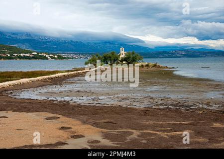 Chiesa di Sveti Duh sull'isola nel lago Novigradsko, dello Spirito Santo, Posedarje, Dalmazia, Croazia Foto Stock