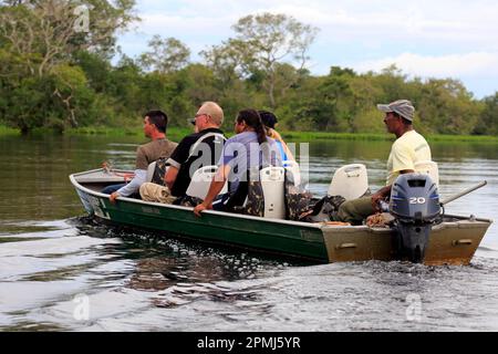 Gita turistica, gita in barca, safari sul fiume, eco, eco-friendly, natura, relax, scoprire, indisturbato, tranquillo, Pantanal, Mato Grosso, Brasile Foto Stock