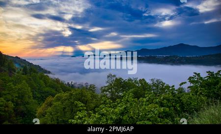 Offre una vista così bella come il sole sorge sul mare di ​​clouds. Foto Stock