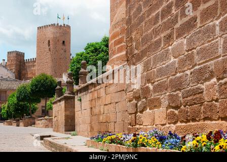 Castello di tenere visto dalla città. Baños de la Encina, Jaén, Andalucía, Spagna, Europa Foto Stock