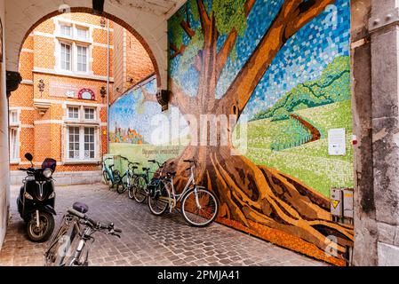 Mosaico realizzato dall'artista hondurese José Osorio, intitolato ¨profondamente radicato, ampiamente ramificato¨ in un vicolo che collega Muntstraat con Eikstraat. Leuven, F. Foto Stock