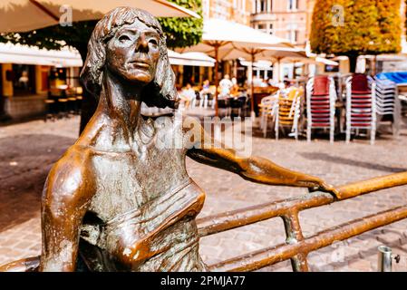 Scultura De Kotmadam di Fred Bellefroid. Una kotmadam è una signora che gestisce un kot, un appartamento o una casa studentesca nelle Fiandre. Leuven, Comunità fiamminga, Flem Foto Stock
