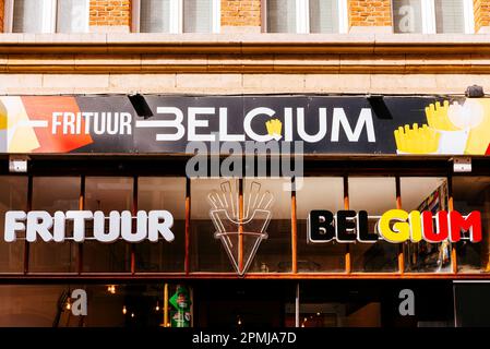 Pubblicità all'esterno di un negozio di patatine fritte belghe. Leuven, Comunità fiamminga, Regione fiamminga, Belgio, Europa Foto Stock