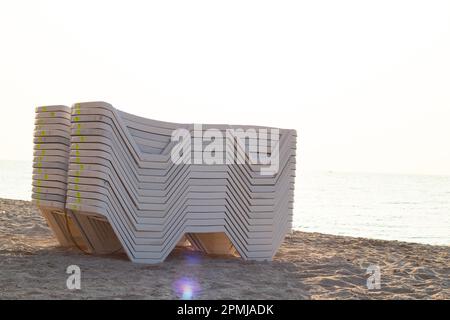 sedie a sdraio in riva al mare nelle giornate di sole Foto Stock