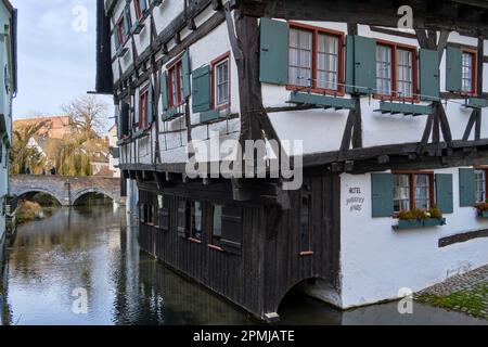 La medievale Schiefes Haus (Casa pendente), un edificio tardo gotico a graticcio, situato direttamente sul ruscello di Blau, è oggi un hotel e una locanda. Foto Stock