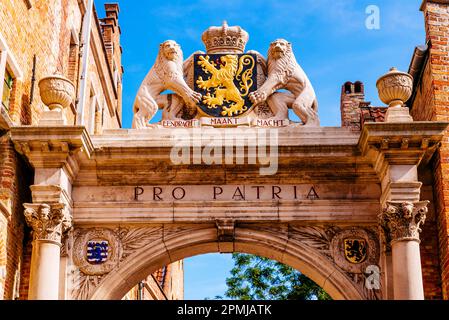 L'arco trionfale neoclassico fu costruito nel 1929-1930 come tributo alle vittime della Grande Guerra. Bruges, Fiandre Occidentali, Belgio, Europa Foto Stock