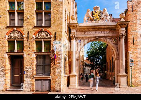 L'arco trionfale neoclassico fu costruito nel 1929-1930 come tributo alle vittime della Grande Guerra. Bruges, Fiandre Occidentali, Belgio, Europa Foto Stock