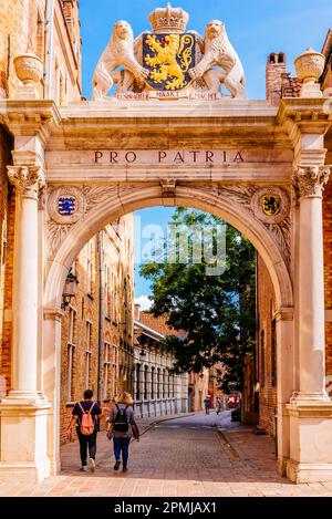 L'arco trionfale neoclassico fu costruito nel 1929-1930 come tributo alle vittime della Grande Guerra. Bruges, Fiandre Occidentali, Belgio, Europa Foto Stock