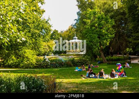 Il parco Queen Astrid è uno dei parchi più conosciuti di Bruges. Vecchio giardino di un monastero trasformato in un parco. Bruges, Fiandre Occidentali, Belgio, Europa Foto Stock