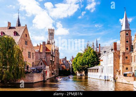 Il Rozenhoedkaai a Bruges con il Belfort o Belfry di Bruges sullo sfondo. Centro storico di Bruges. Bruges, Fiandre Occidentali, Belgio, UE Foto Stock