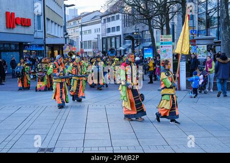 Esibizione della band musicale 'Alm Gugga' di Mönchsdeggingen in piazza Minster a Ulm, Baden-Württemberg, Germania, Europa, febbraio 4, 2023. Foto Stock