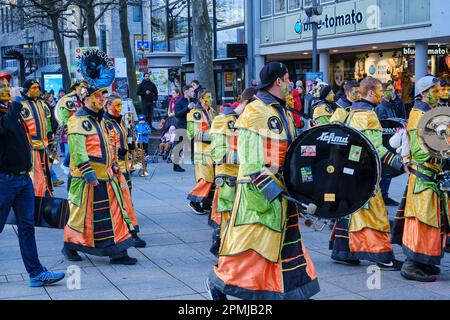 Esibizione della band musicale 'Alm Gugga' di Mönchsdeggingen in piazza Minster a Ulm, Baden-Württemberg, Germania, Europa, febbraio 4, 2023. Foto Stock