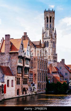 Il Rozenhoedkaai a Bruges con il Belfort o Belfry di Bruges sullo sfondo. Centro storico di Bruges. Bruges, Fiandre Occidentali, Belgio, UE Foto Stock