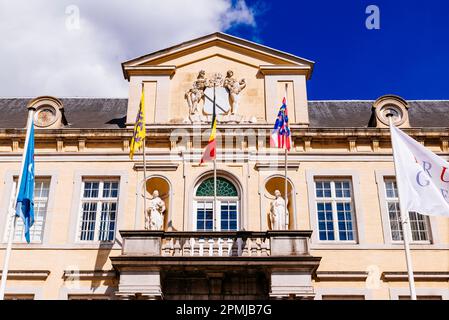 Particolare facade. La parte classicistica del 18th ° secolo dell'ex maniero della Brugse Vrije. Burg Square, Bruges, Fiandre Occidentali, Belgio, Europa Foto Stock