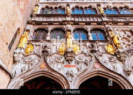 Facciata particolare. La Basilica del Sacro sangue è una basilica cattolica romana di Bruges. Costruito tra il 1134 e il 1157 come cappella del Conte di Flande Foto Stock