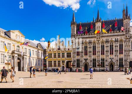 Burg Square. Brugse Vrije (L) e il Municipio di Bruges (R). Bruges, Fiandre Occidentali, Belgio, Europa Foto Stock