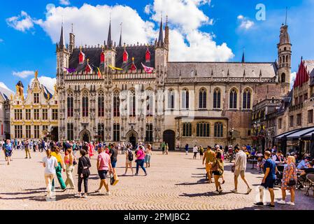 Burg Square. Brugse Vrije (L), il Municipio di Bruges (C) e la Basilica del Santo sangue (R). Bruges, Fiandre Occidentali, Belgio, Europa Foto Stock