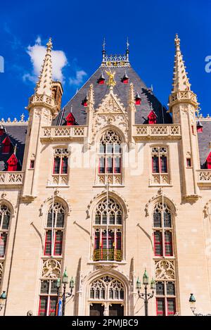 Facciata. Il Provinciaal Hof, Tribunale della Provincia, è un edificio neogotorico sul mercato di Bruges. E' l'ex punto di incontro della provincia Foto Stock