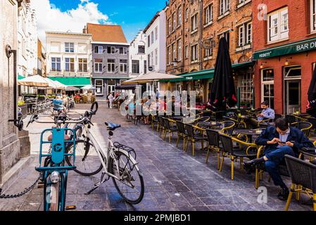 Il vivace mercato delle uova, Eiermarkt, una piazza piena di atmosfera. Bruges, Fiandre Occidentali, Belgio, Europa Foto Stock