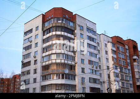 Alto edificio residenziale tipico in una città russa Foto Stock