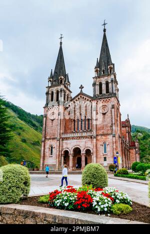 Il Santuario di Covandonga è un monumento dedicato a nostra Signora di Covadonga che commemora la battaglia di Covadonga. Covadonga, Cangas de Onís, PRI Foto Stock