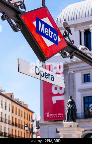 Indicazioni per la stazione della metropolitana, Metro Ópera, Plaza de Ópera. Madrid, Comunidad de Madrid, Spagna, Europa Foto Stock