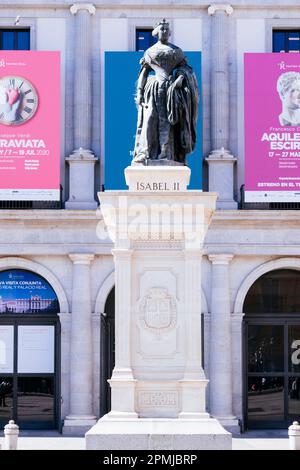 Statua di Isabel II, situata in Plaza de Ópera, di fronte al Teatro Real. Madrid, Comunidad de Madrid, Spagna, Europa Foto Stock