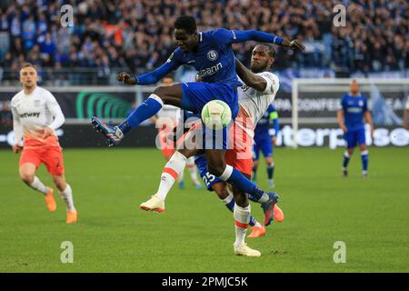 Gand, Belgio. 13th Apr, 2023. Joseph Okumu di KAA Gent e Michail Antonio di West Ham United durante la finale della UEFA Conference League Quarter First leg match tra K.A.A. Gand e West Ham si sono Uniti alla Ghelamco Arena il 13th 2023 aprile a Gand, Belgio. (Foto di Daniel Chesterton/phcimages.com) Credit: PHC Images/Alamy Live News Foto Stock