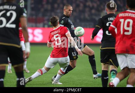 Bruxelles, Belgio. 13th Apr, 2023. Milos Kerkez di AZ e Islam Slimani di Anderlecht combattono per la palla durante una partita di calcio tra il belga RSC Anderlecht e l'olandese AZ Alkmaar, una prima partita delle quarti di finale del concorso UEFA Europa Conference League, giovedì 13 aprile 2023 a Bruxelles. BELGA PHOTO VIRGINIE LEFOUR Credit: Agenzia Notizie Belga/Alamy Live News Foto Stock