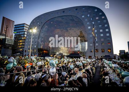 ROTTERDAM - 13/04/2023, visitatori durante l'annuale iftar sulla strada di fronte al Markthal. Durante l'iftar, i musulmani mangiano la cena dopo il tramonto durante il mese di digiuno di Ramadan. ANP ROBIN UTRECHT olanda fuori - belgio fuori Foto Stock