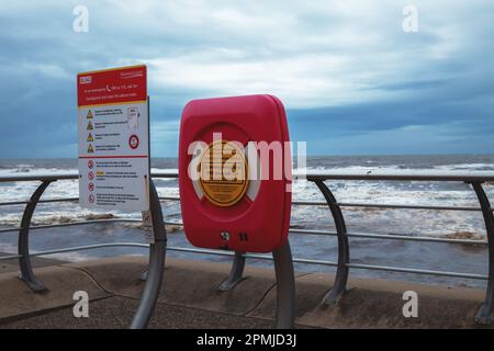 Punto di Lifebuoy sul mare argine Wallasey fortificazione difensiva. Inghilterra Blackpool Luglio 2022 Foto Stock