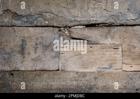 Particolare di vecchio puzzle-come pavimento rustico fissato con trucioli di legno Foto Stock