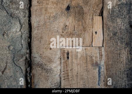 Particolare di vecchio puzzle-come pavimento rustico fissato con trucioli di legno Foto Stock
