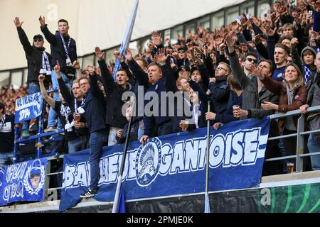 Gand, Belgio. 13th Apr, 2023. I fan DI KAA Gent durante la prima tappa della finale della UEFA Conference League Quarter tra K.A.A. Gand e West Ham si sono Uniti alla Ghelamco Arena il 13th 2023 aprile a Gand, Belgio. (Foto di Daniel Chesterton/phcimages.com) Credit: PHC Images/Alamy Live News Foto Stock