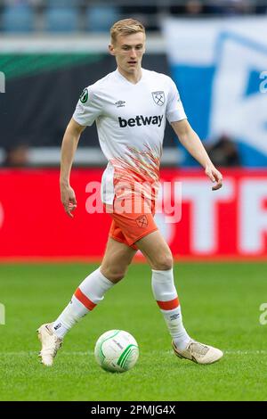 Gand, Belgio. 13th Apr, 2023. Flynn Downes of West Ham United durante la prima tappa della finale della UEFA Conference League Quarter tra K.A.A. Gand e West Ham si sono Uniti alla Ghelamco Arena il 13th 2023 aprile a Gand, Belgio. (Foto di Daniel Chesterton/phcimages.com) Credit: PHC Images/Alamy Live News Foto Stock