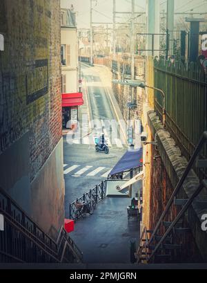 Consegna uomo o corriere che guida una moto all'incrocio della città, Asnieres sur Seine, una città di Parigi sobborgo, Francia Foto Stock