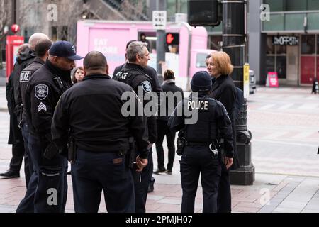 Seattle, Stati Uniti. 27th Jan, 2020. Il sindaco Jenny Durkan ha visitato il centro di Westlake. Foto Stock