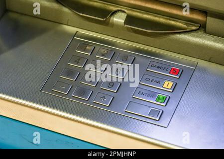 Tastiera ATM in acciaio, pulsanti leggermente usurati, dettaglio primo piano Foto Stock